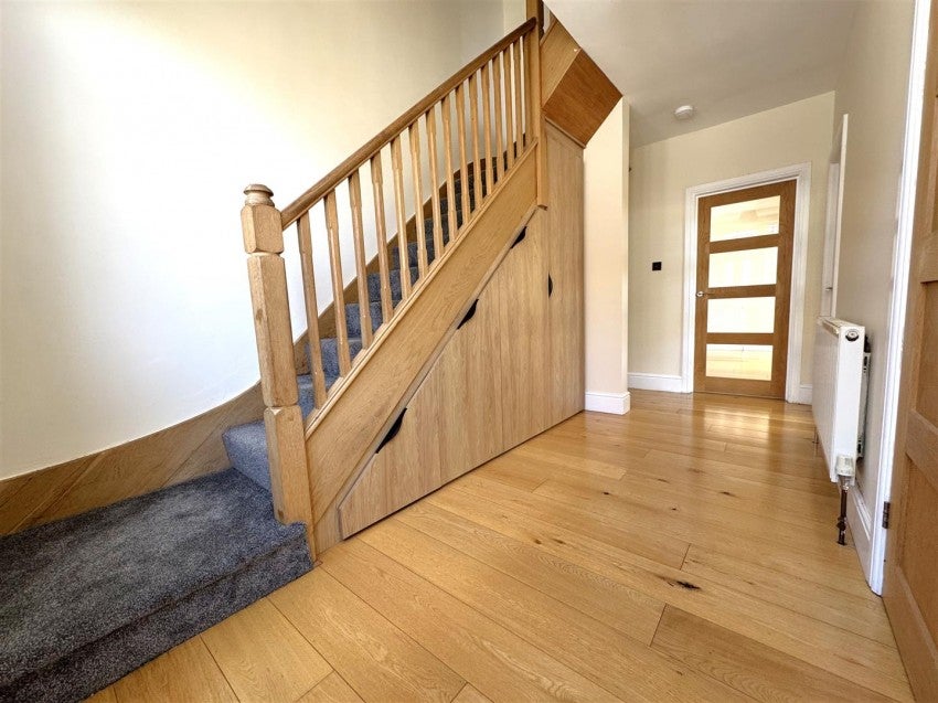 House Jenton Avenue in Greater London