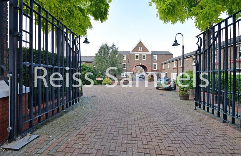 Flat Lockesfield Place in Greater London