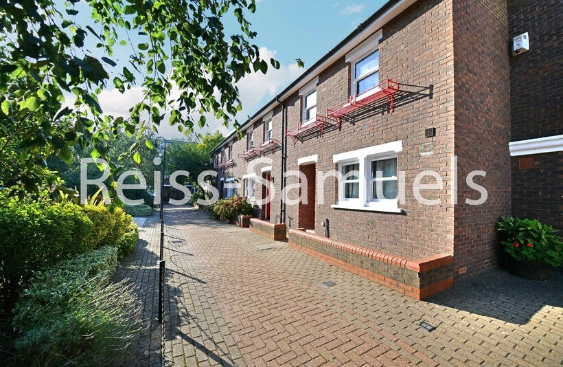 Flat Lockesfield Place in Greater London