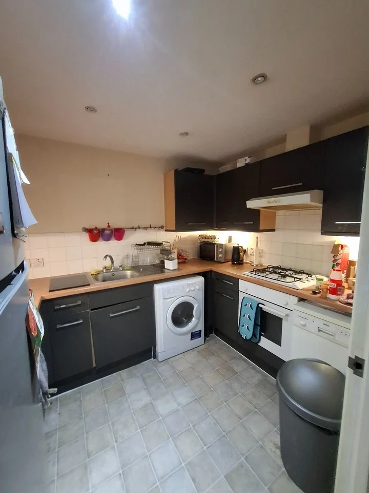 Room Hatton Road in Greater London