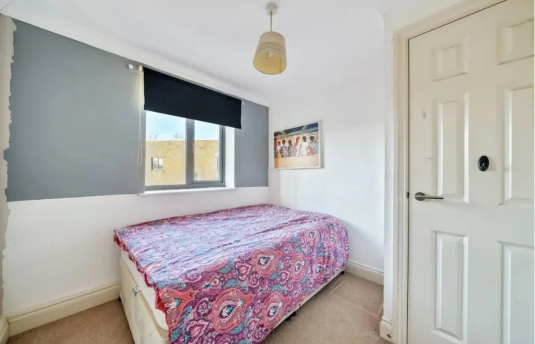 Room Hatton Road in Greater London