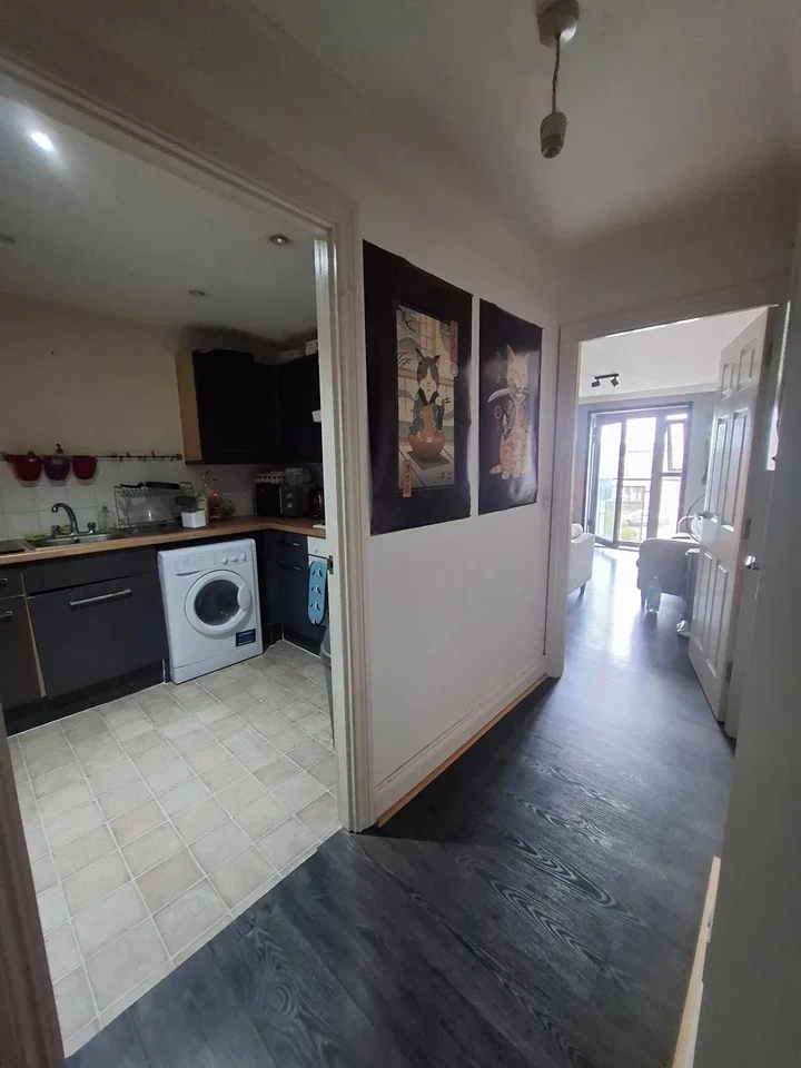 Room Hatton Road in Greater London