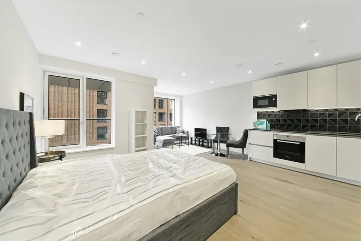 Flat Deacon Street in Greater London