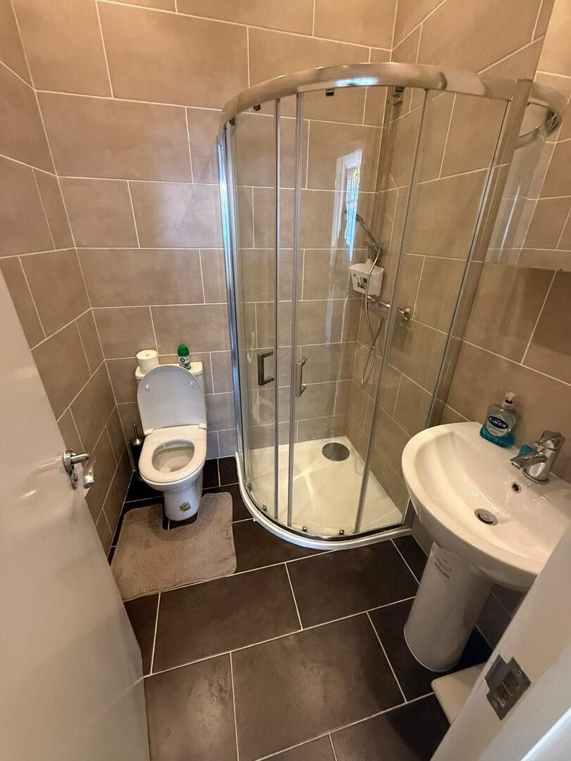 Flat Ballards Lane in Greater London