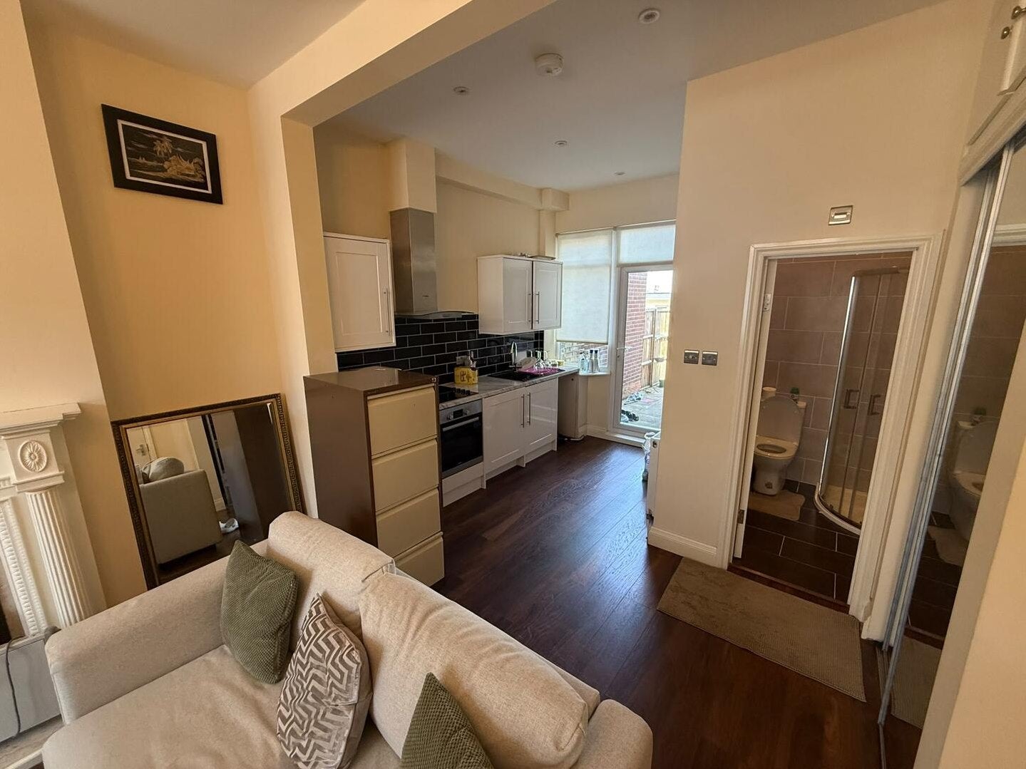 Flat Ballards Lane in Greater London
