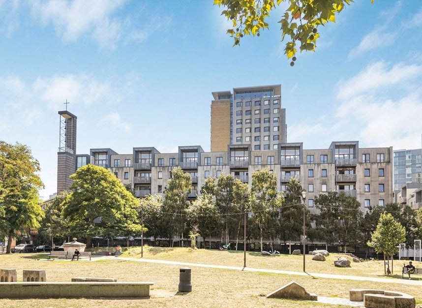 Flat Adler Street in Greater London