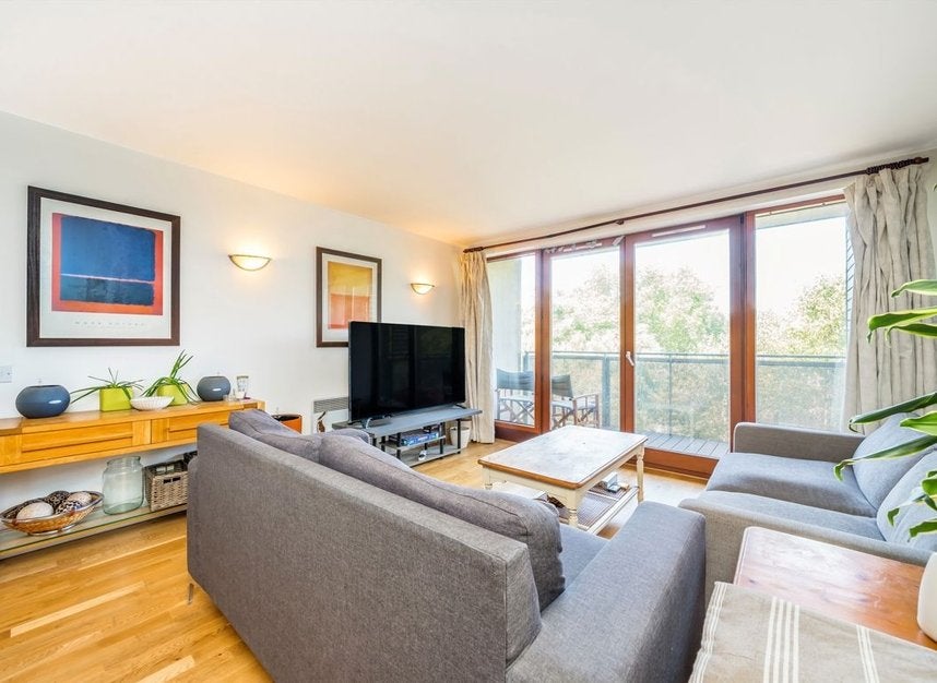 Flat Adler Street in Greater London