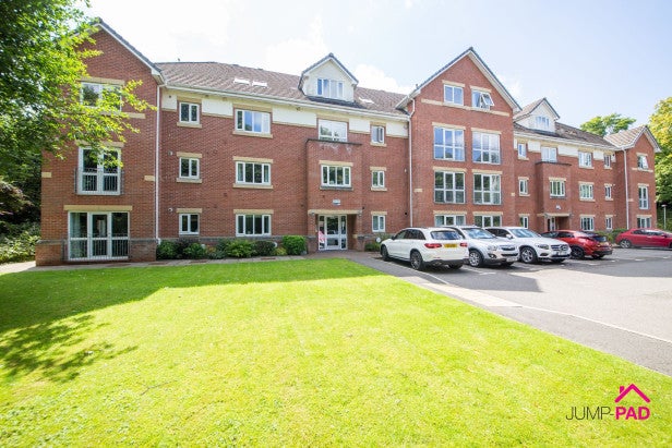 Flat Cheshire Close in Newton-le-Willows
