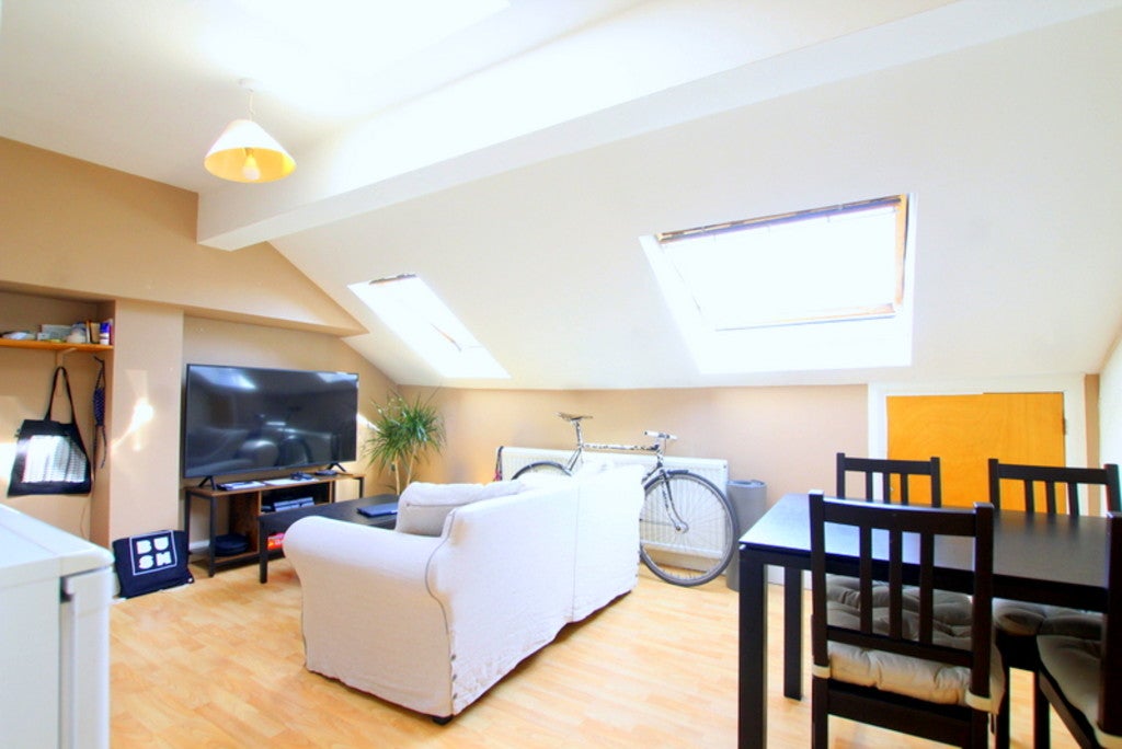 Flat Latimer Road in Greater London