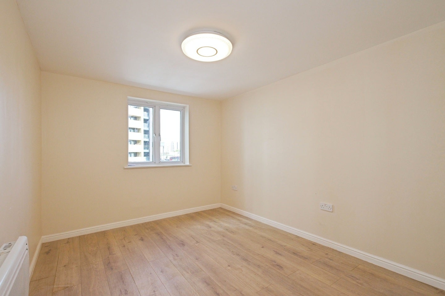 Flat Felixstowe Road in Greater London