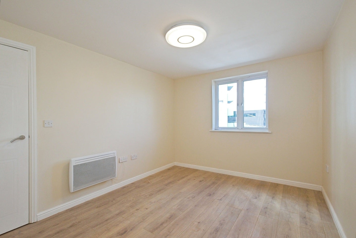 Flat Felixstowe Road in Greater London