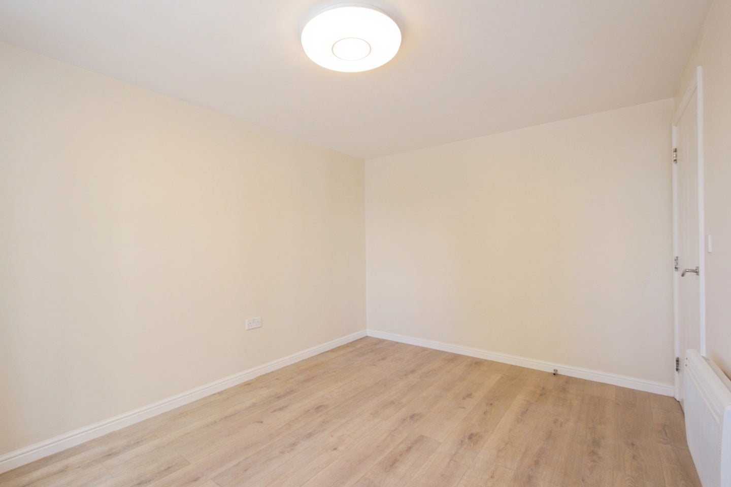 Flat Felixstowe Road in Greater London