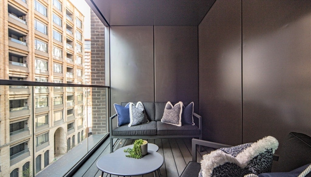 Flat Ponton Road in Greater London