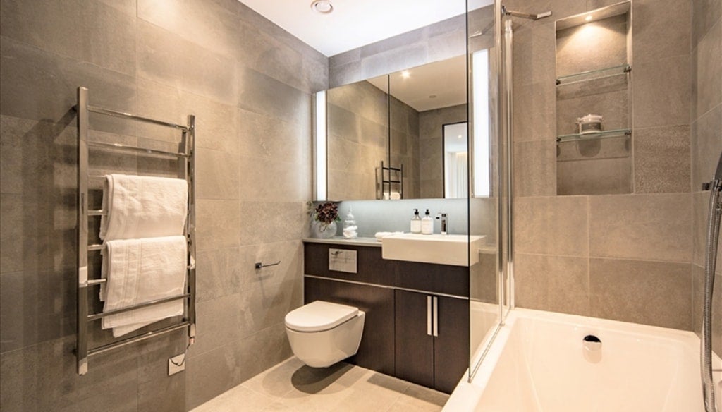 Flat Ponton Road in Greater London