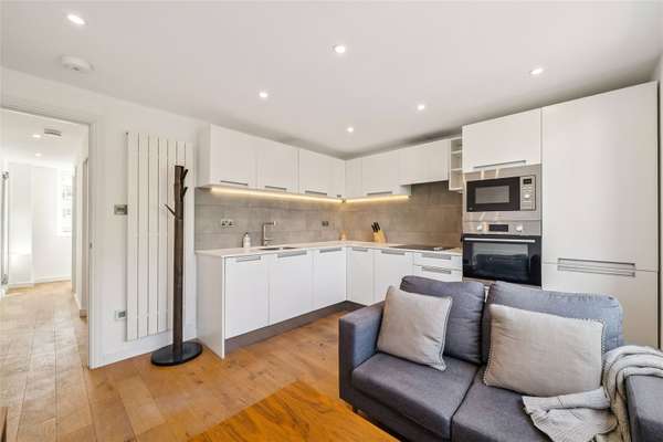 Flat Alleyn Court in City of Westminster