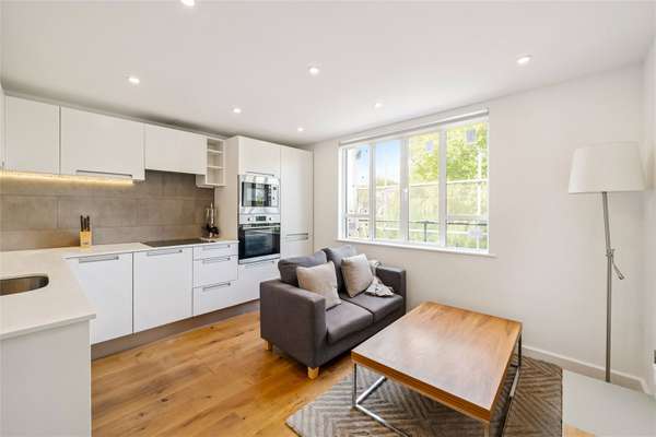 Flat Alleyn Court in City of Westminster