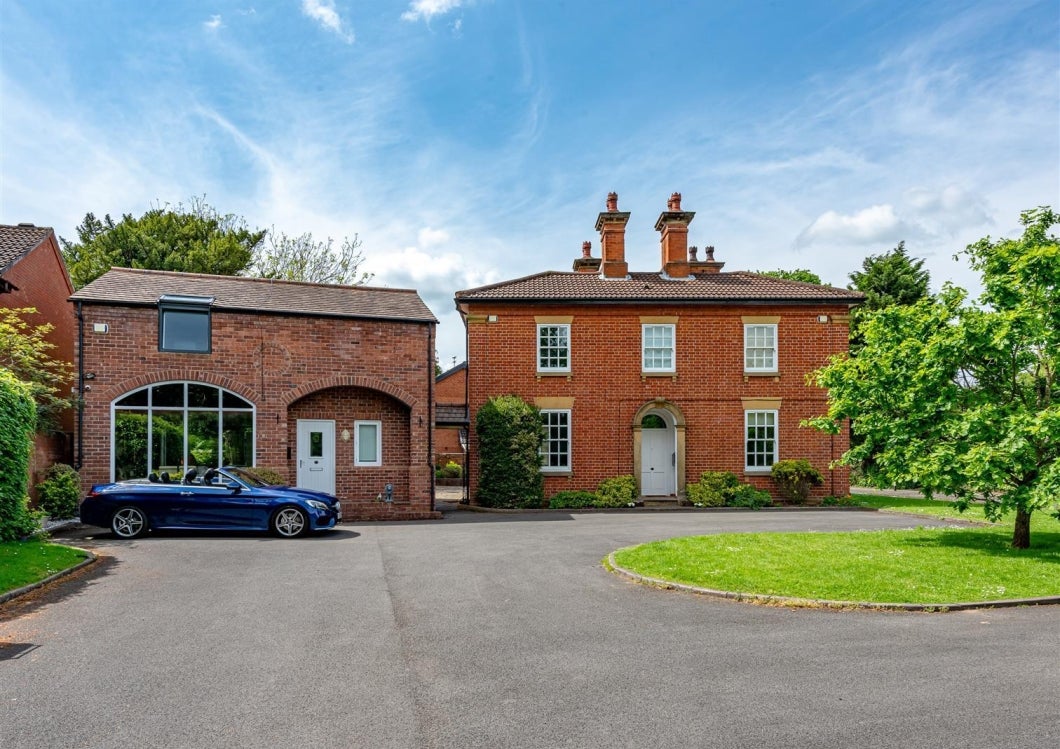 Flat Woodthorne Road in Wolverhampton