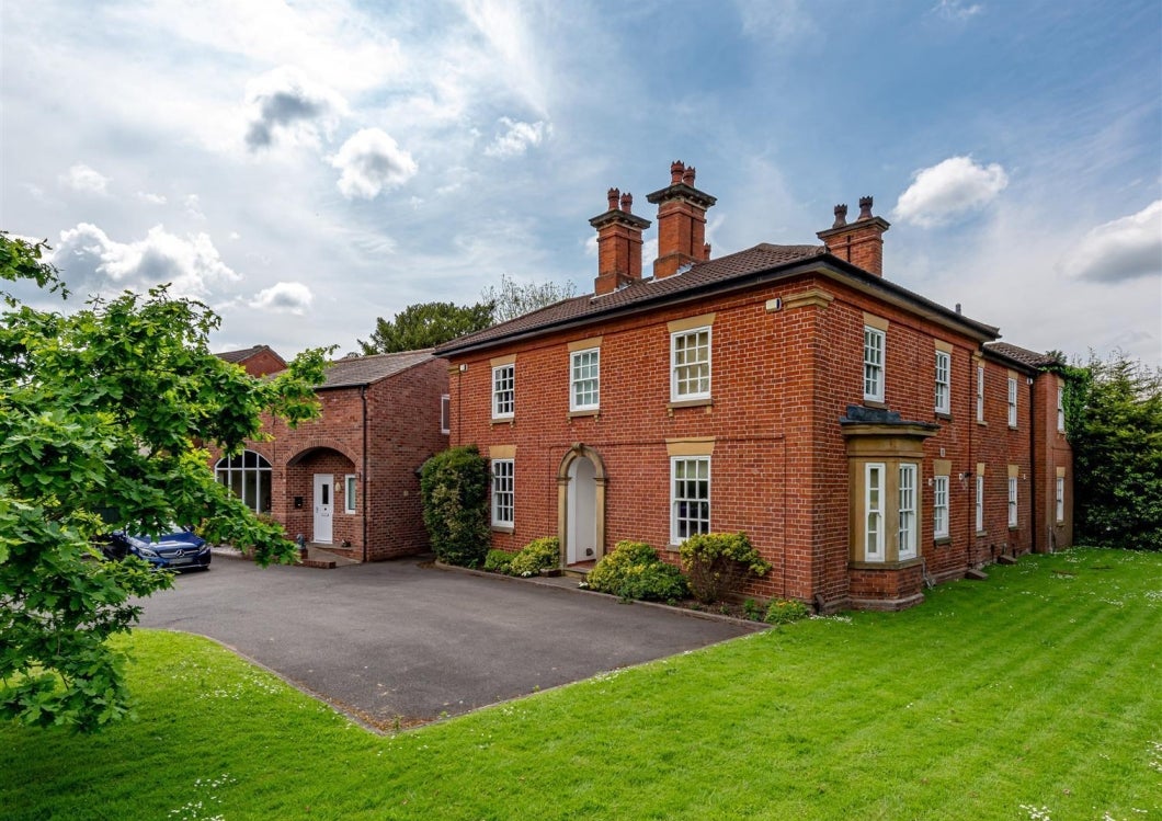 Flat Woodthorne Road in Wolverhampton
