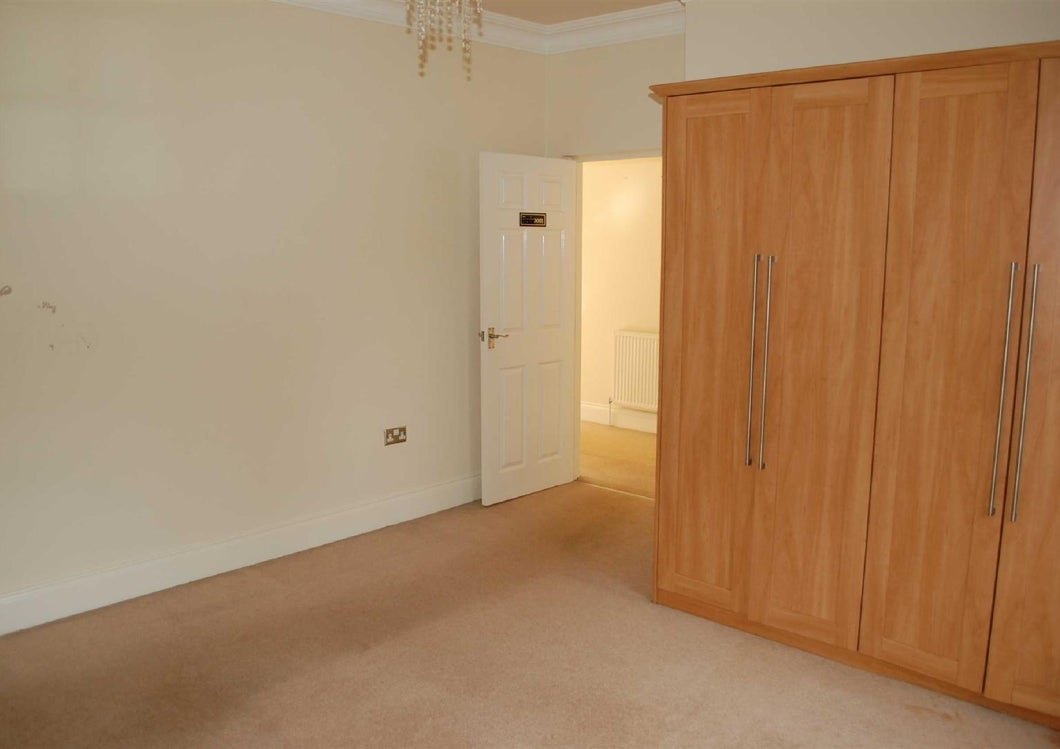 Flat Woodthorne Road in Wolverhampton