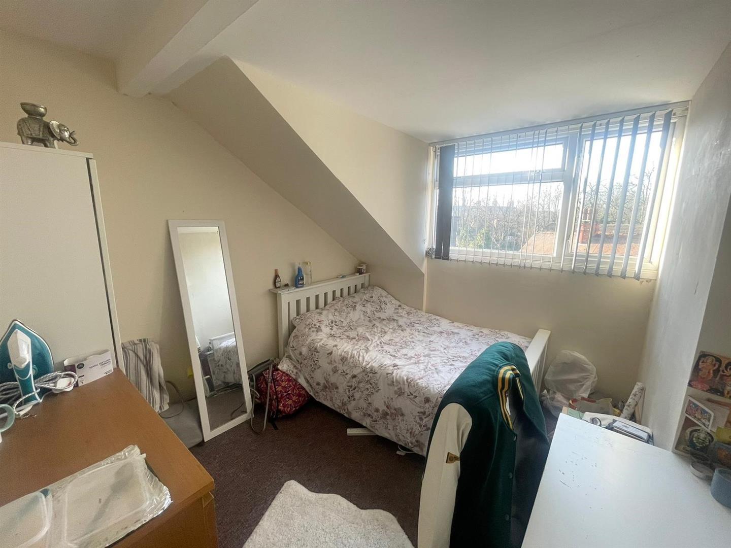 Room Midland Avenue in Nottingham