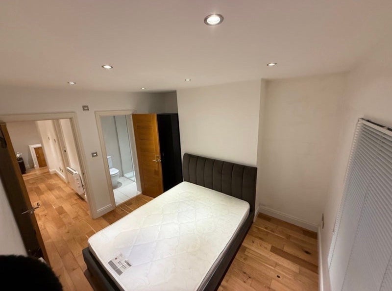 Room Cann Hall Road in Greater London