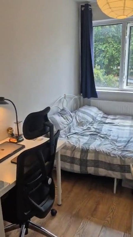 Room Burdett Road in Greater London