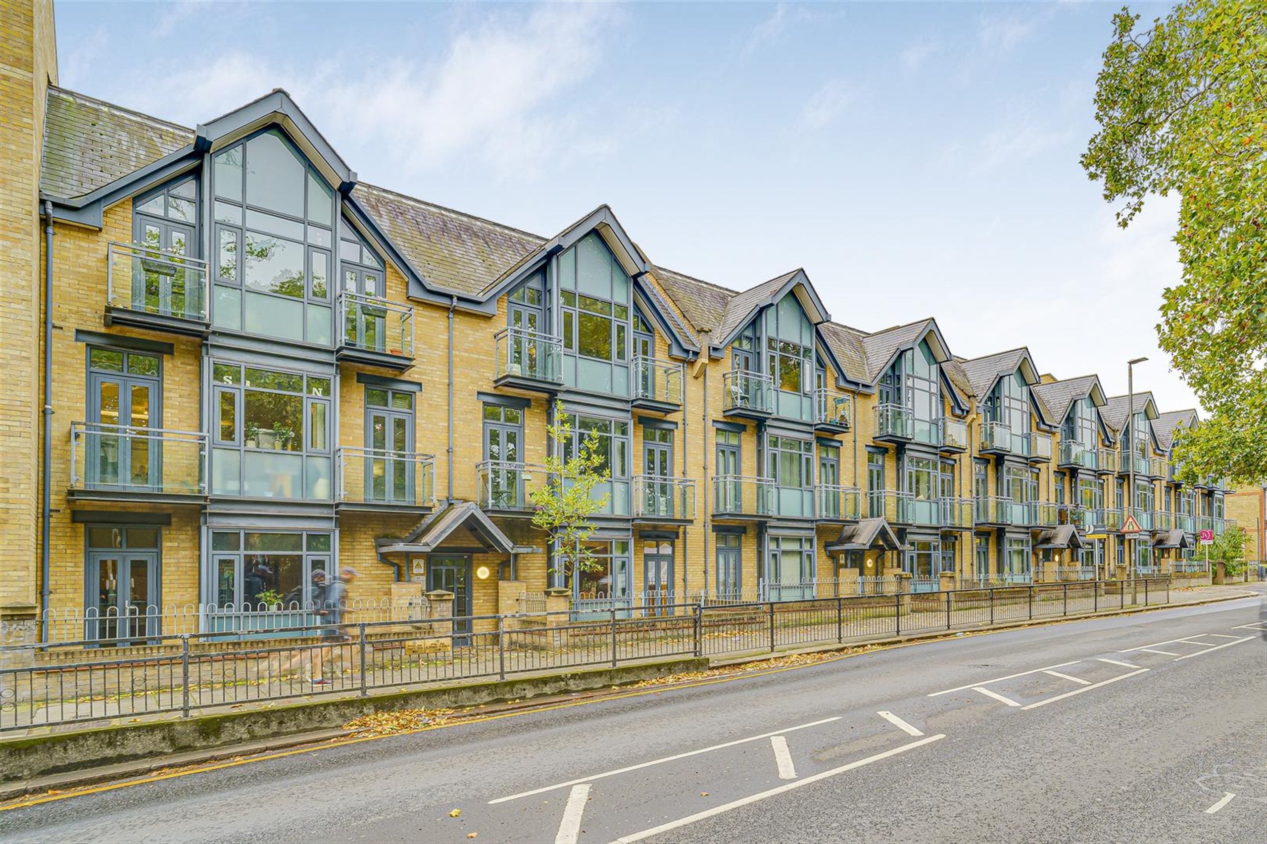 Flat Putney Bridge Road in Greater London