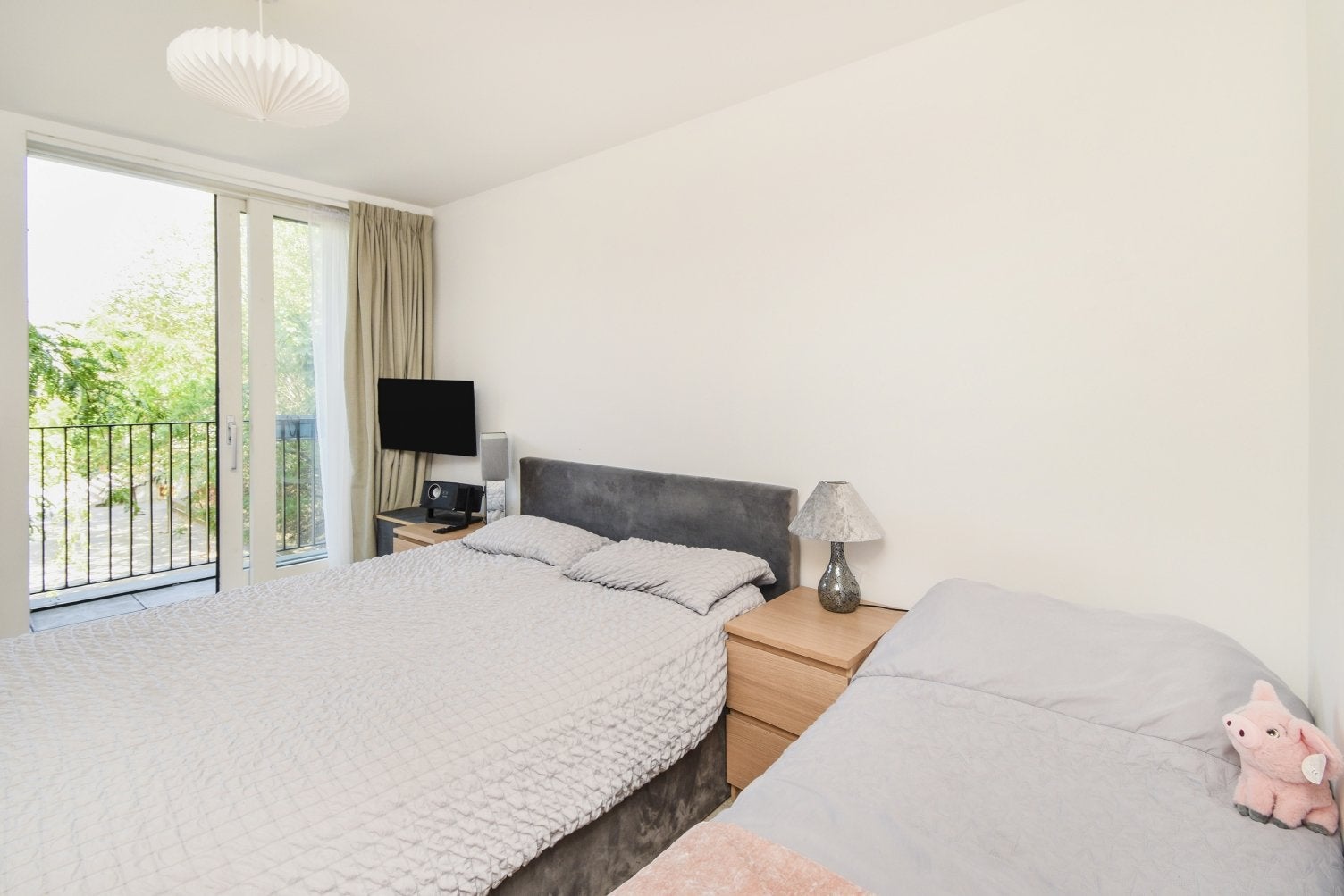 Flat Ashmore Road in Greater London