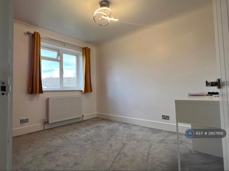 House Eynsham Close in Reading