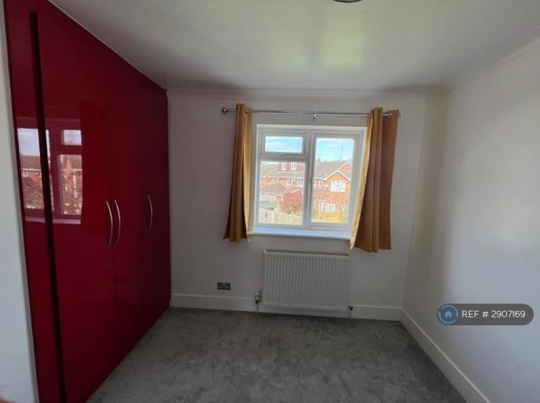 House Eynsham Close in Reading