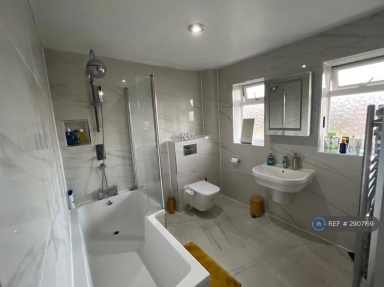 House Eynsham Close in Reading