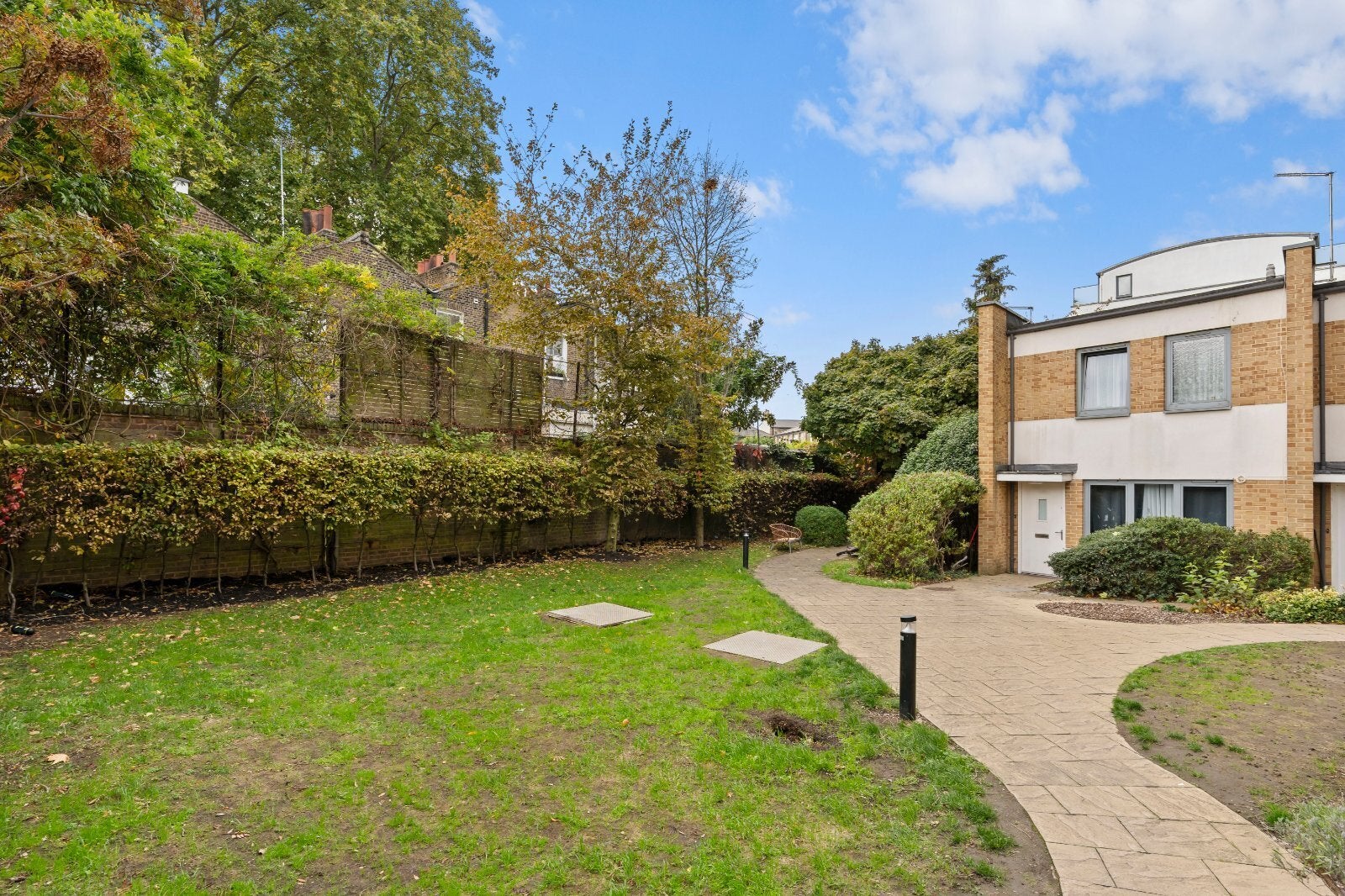 Flat Shepperton Road in Greater London
