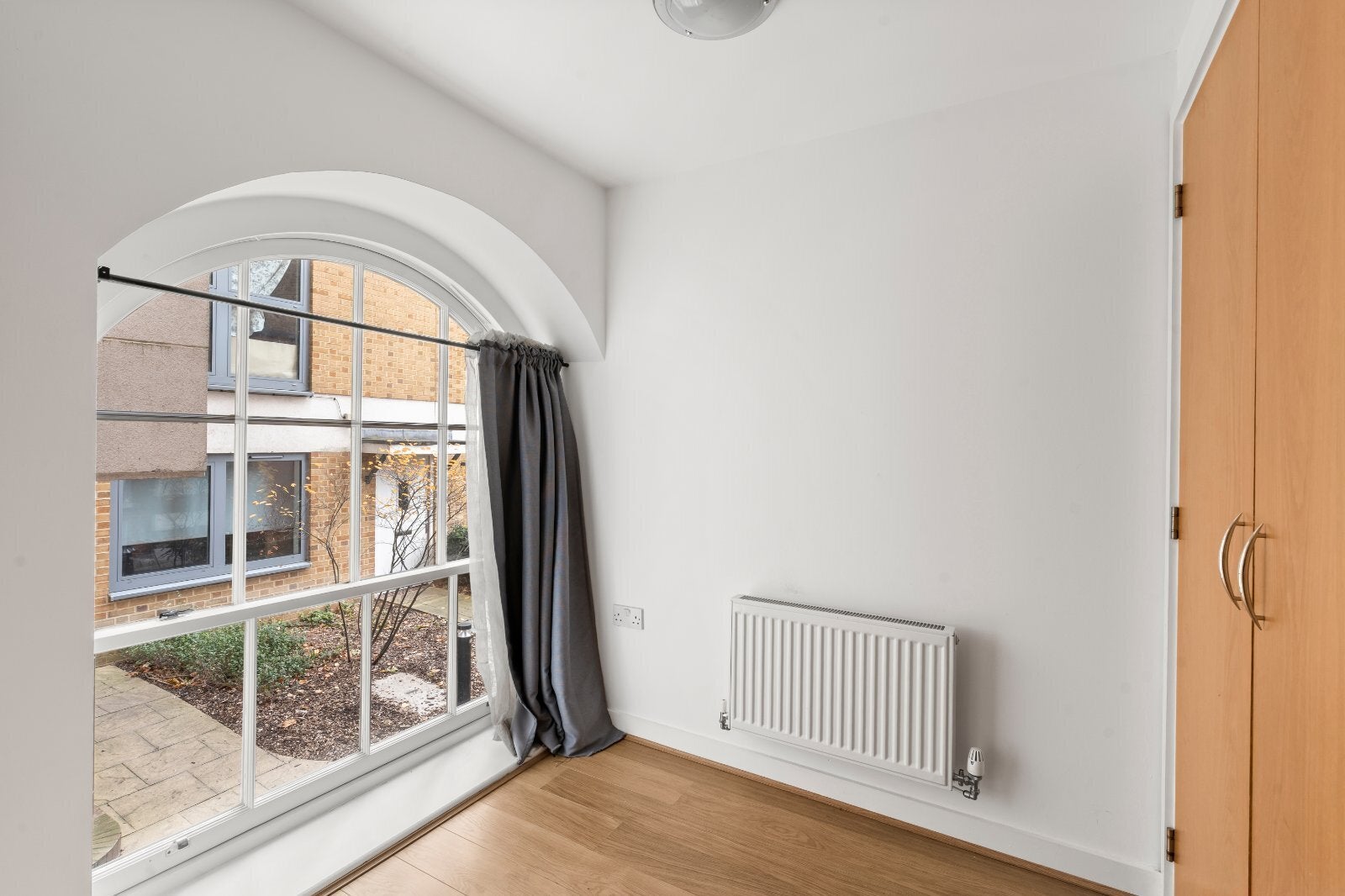 Flat Shepperton Road in Greater London