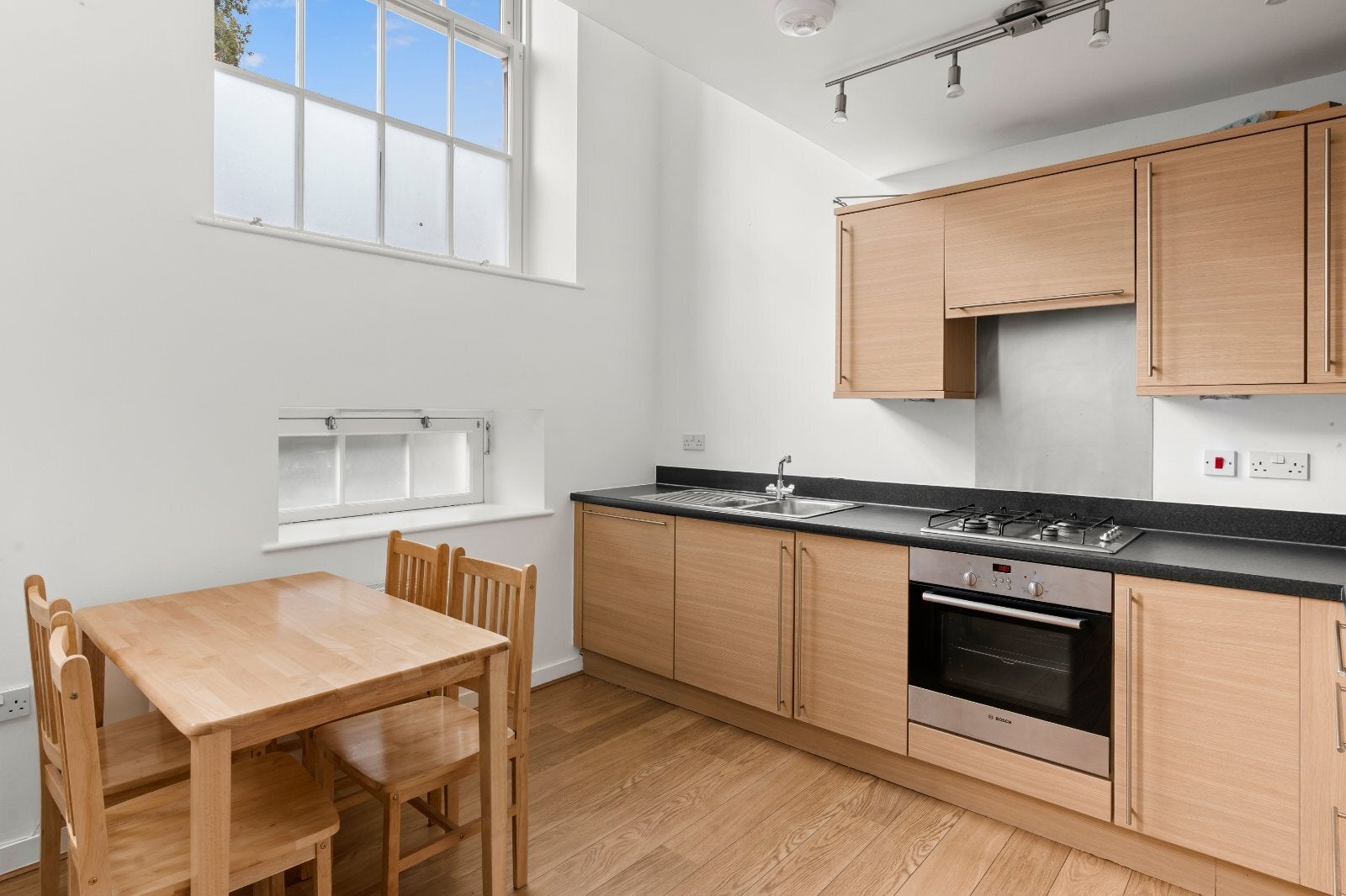 Flat Shepperton Road in Greater London