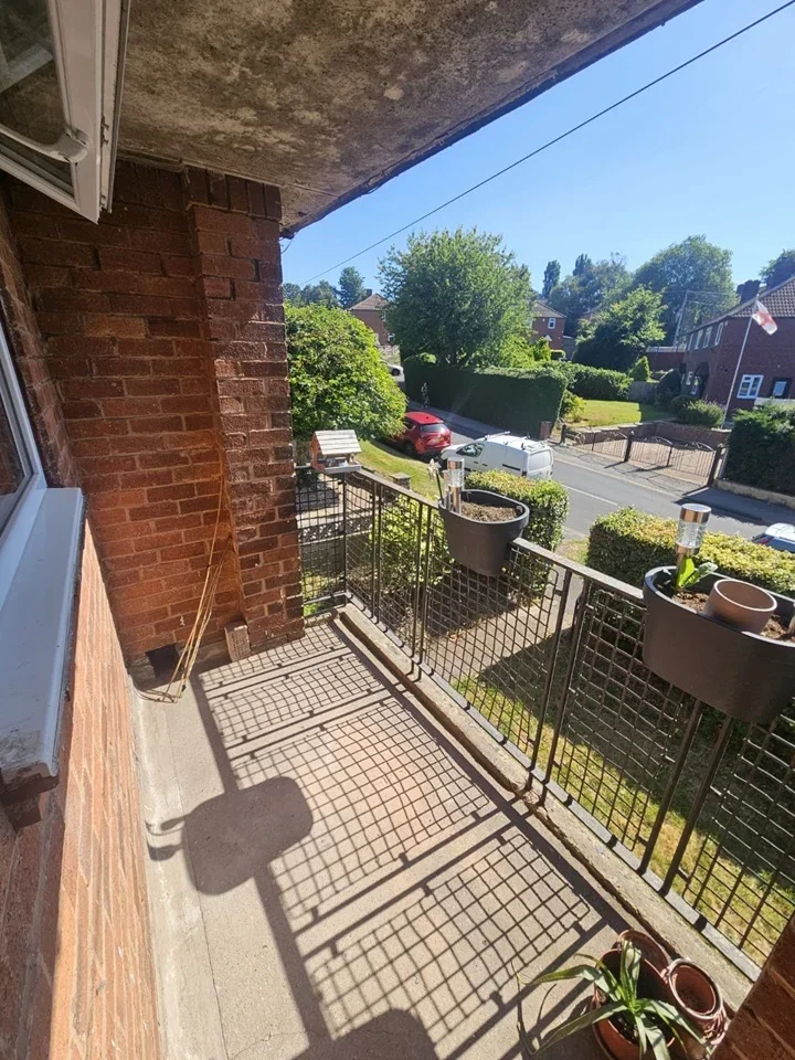 Flat Woodnook Garth in Leeds