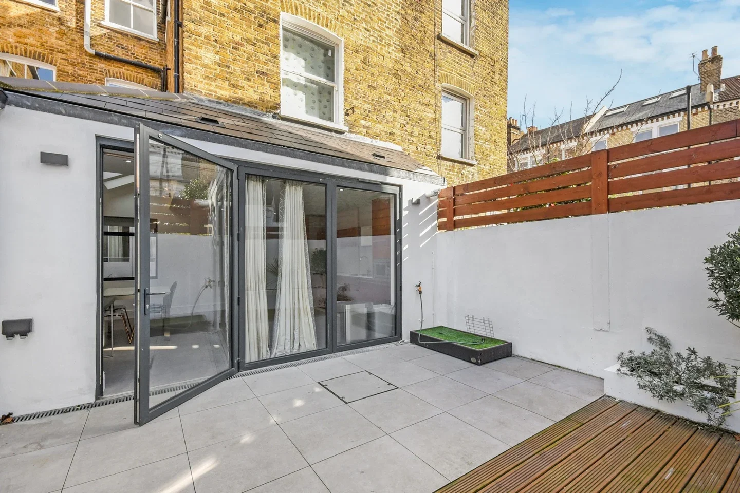 Flat Mayflower Road in Greater London