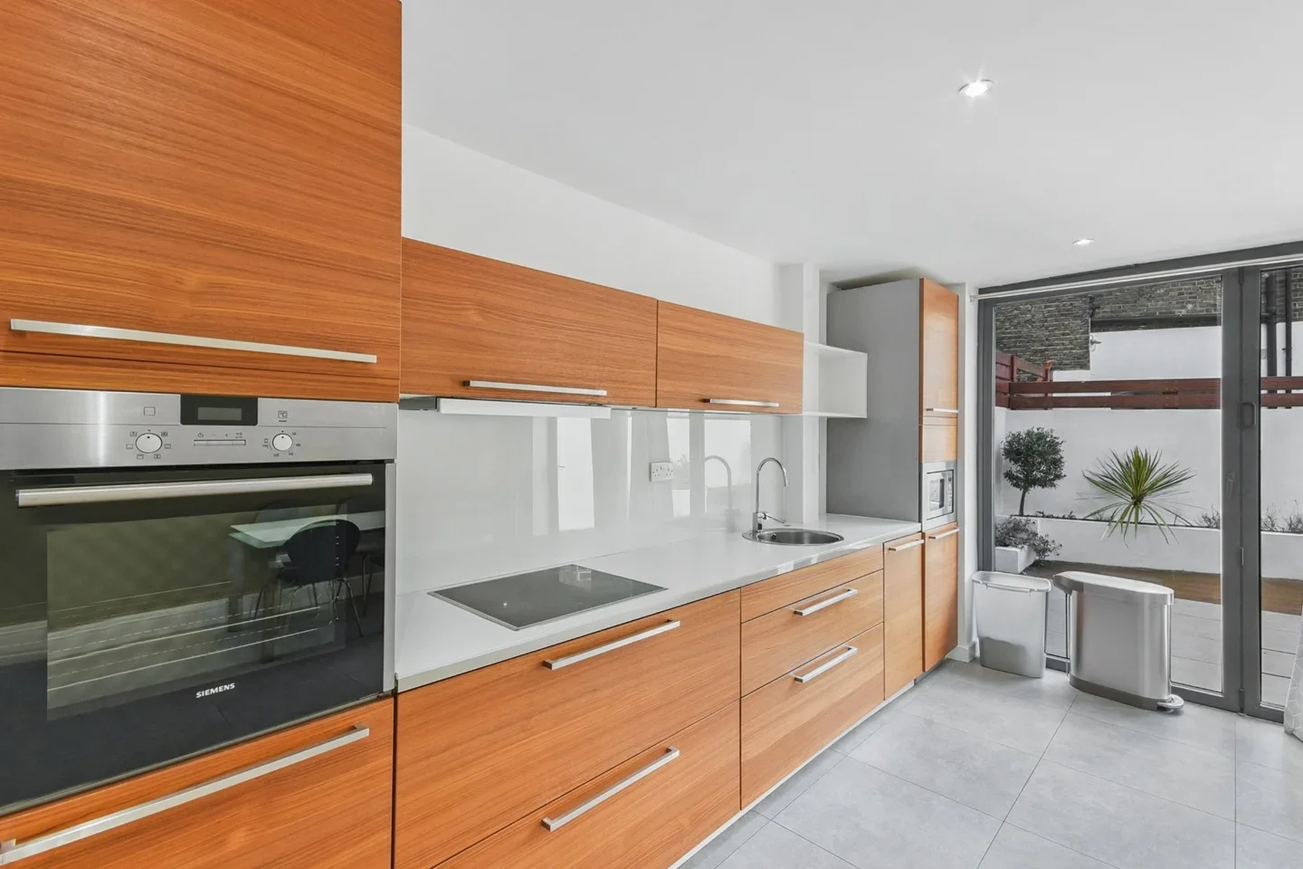 Flat Mayflower Road in Greater London