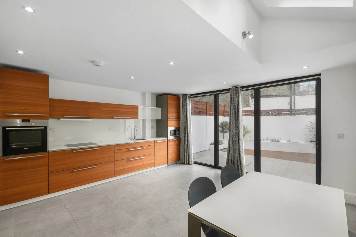 Flat Mayflower Road in Greater London