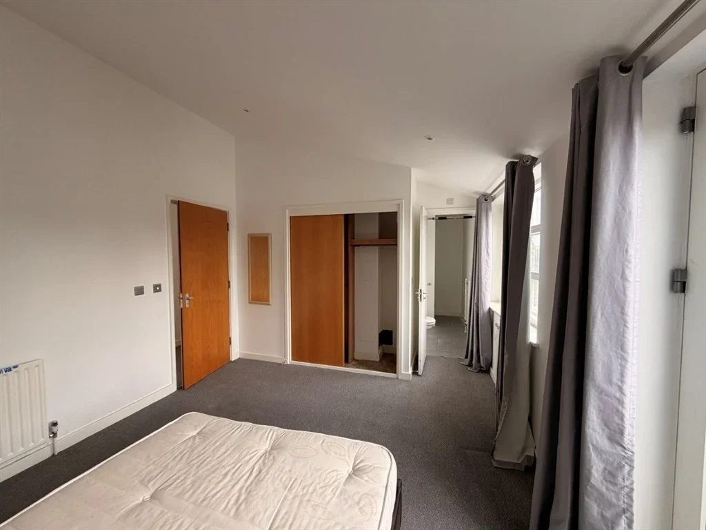 Flat Pember Road in Greater London
