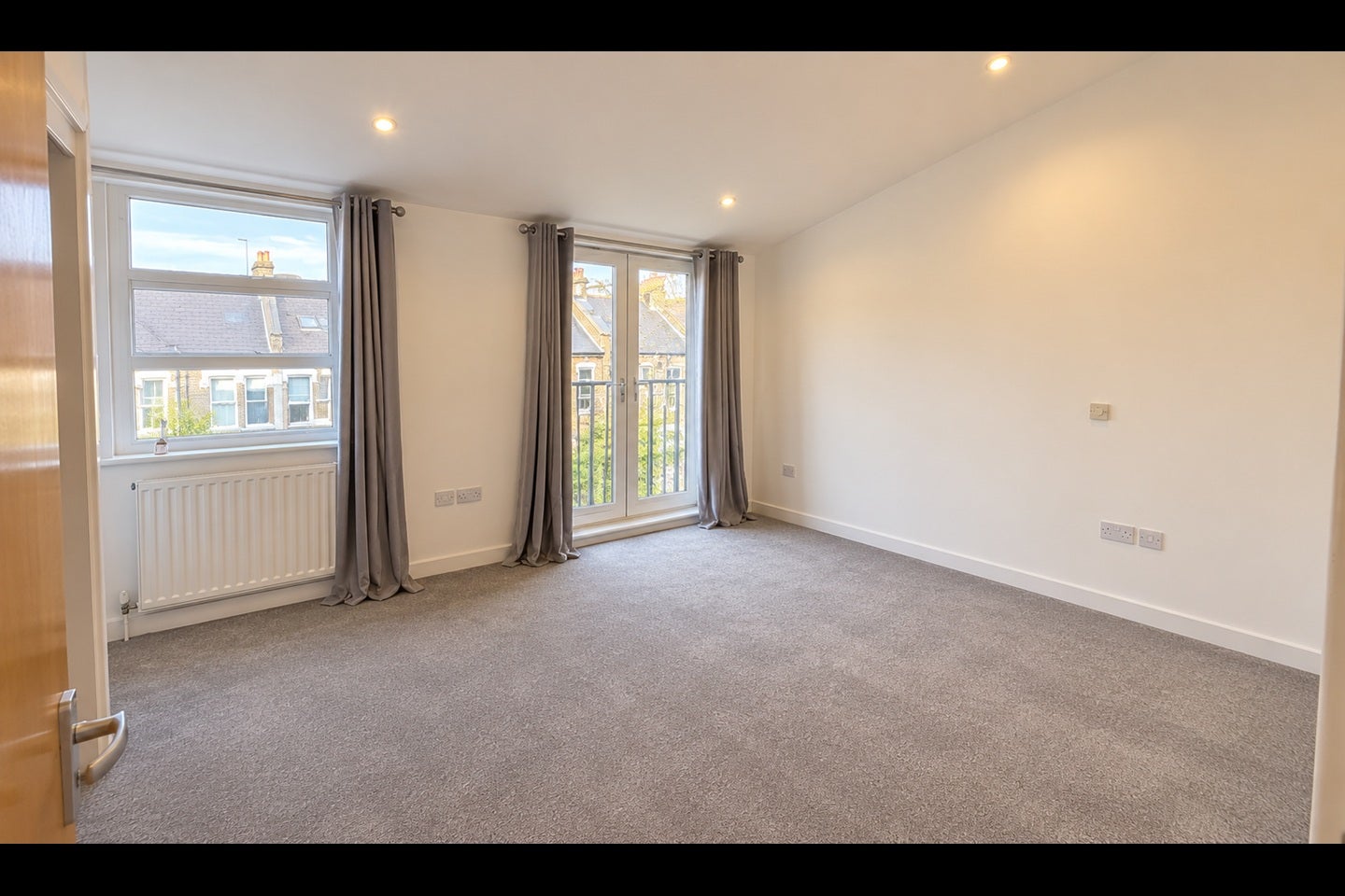 Flat Pember Road in Greater London