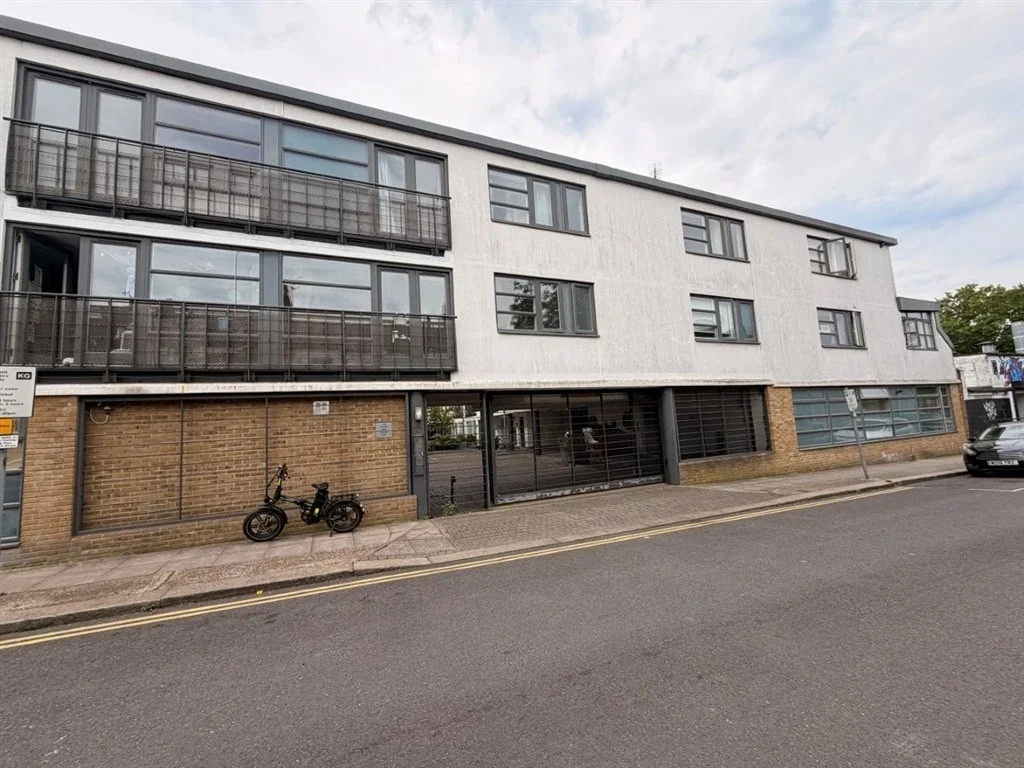 Flat Pember Road in Greater London