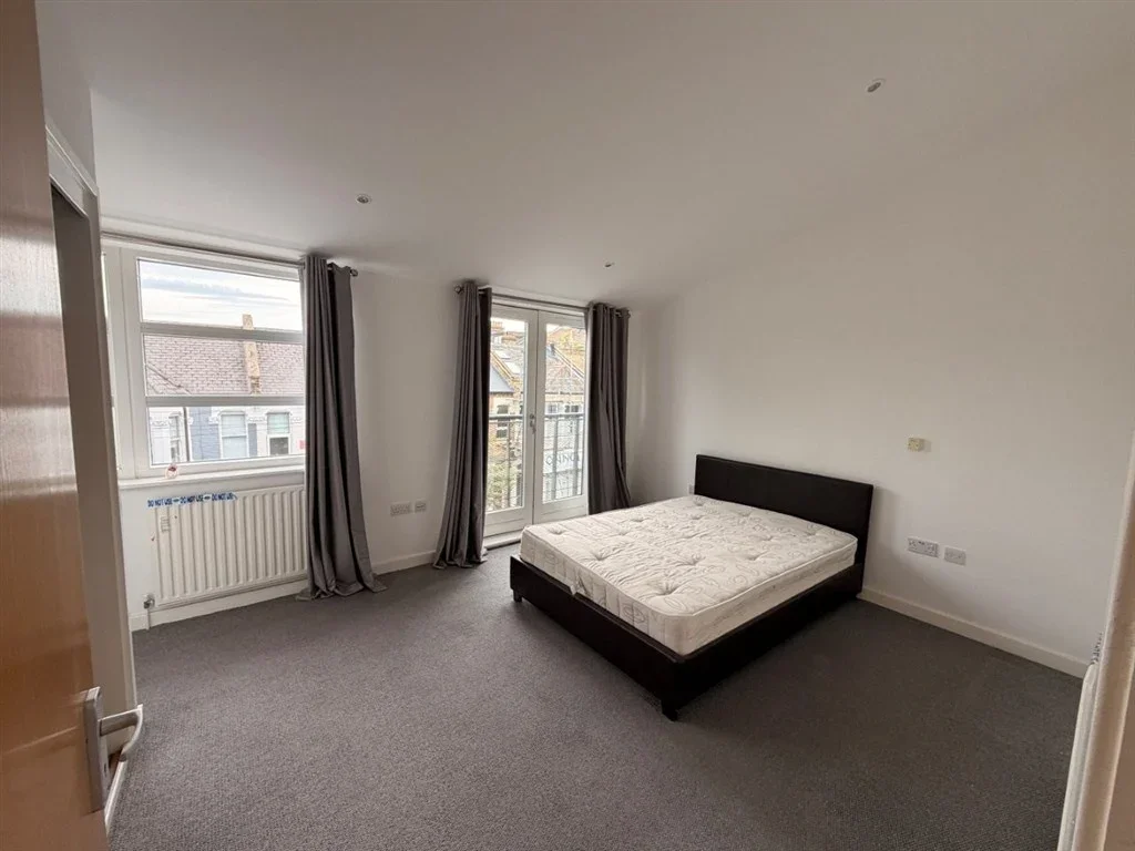 Flat Pember Road in Greater London