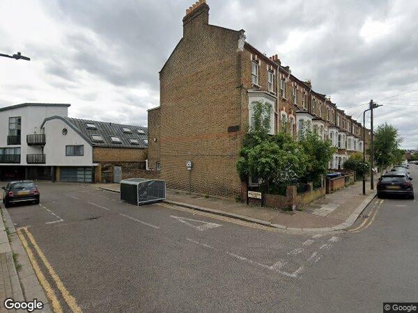 Flat Pember Road in Greater London