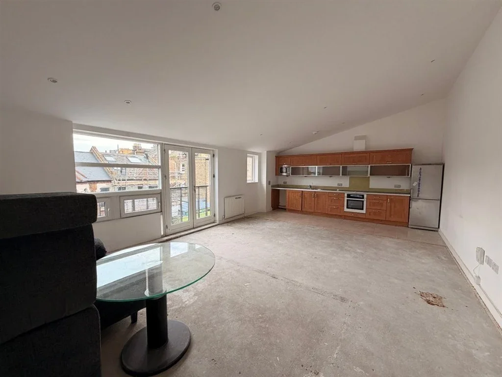 Flat Pember Road in Greater London