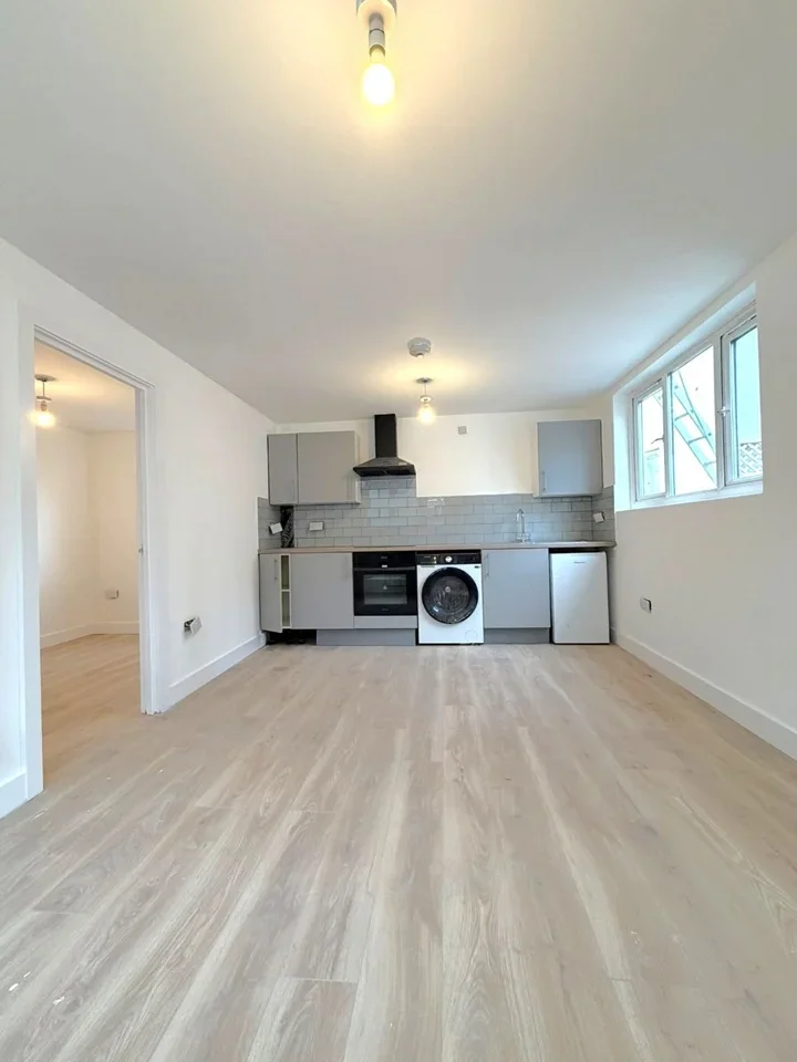 Flat Woolwich Road in Greater London