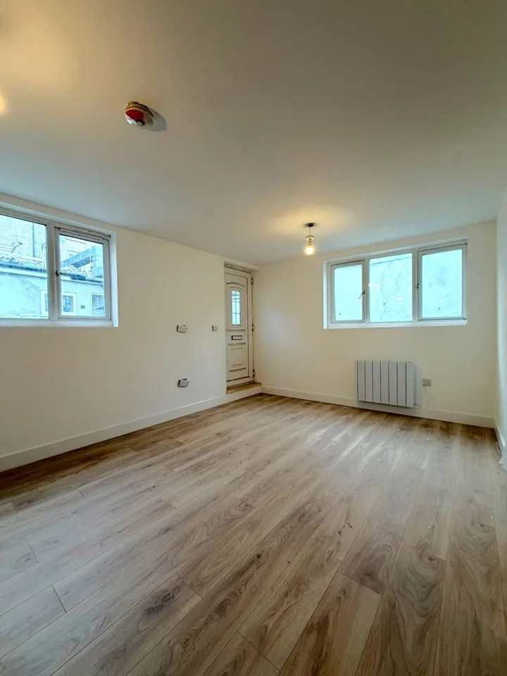 Flat Woolwich Road in Greater London