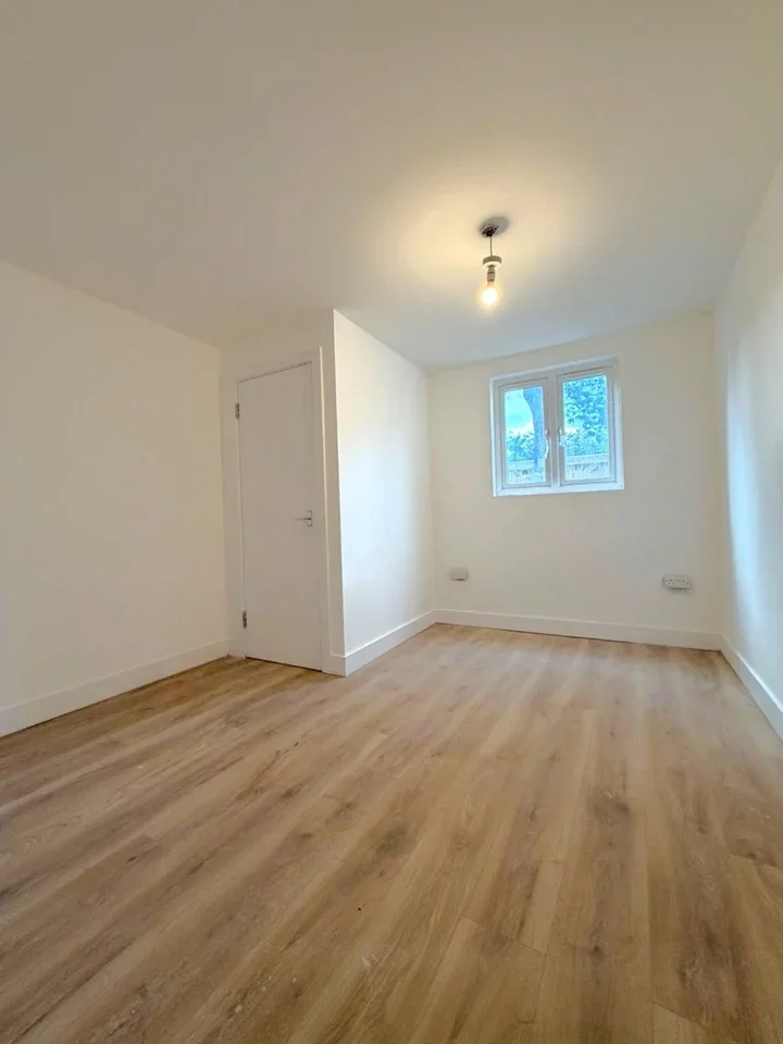 Flat Woolwich Road in Greater London