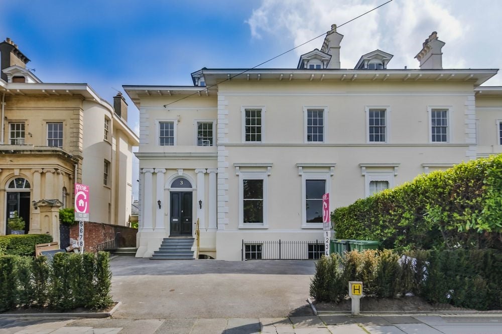 Flat Douro Road in Cheltenham