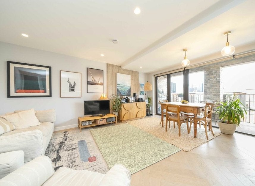 Flat Gransden Avenue in Greater London