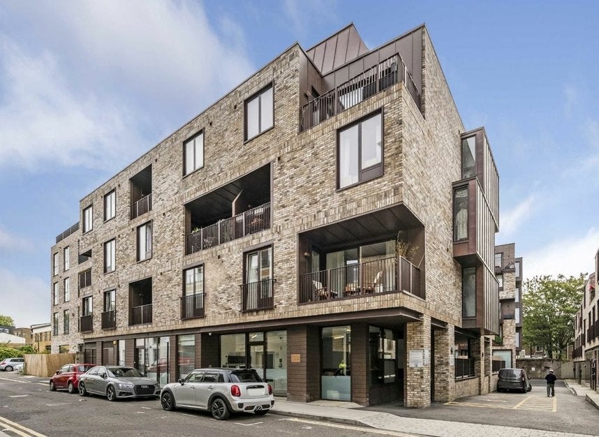 Flat Gransden Avenue in Greater London